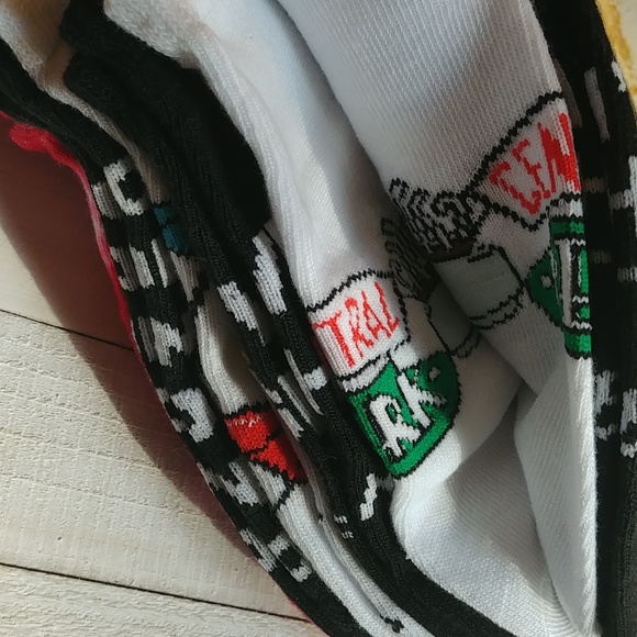 NWT 6 Pack Authentic Friends Socks - Picture 3 of 5